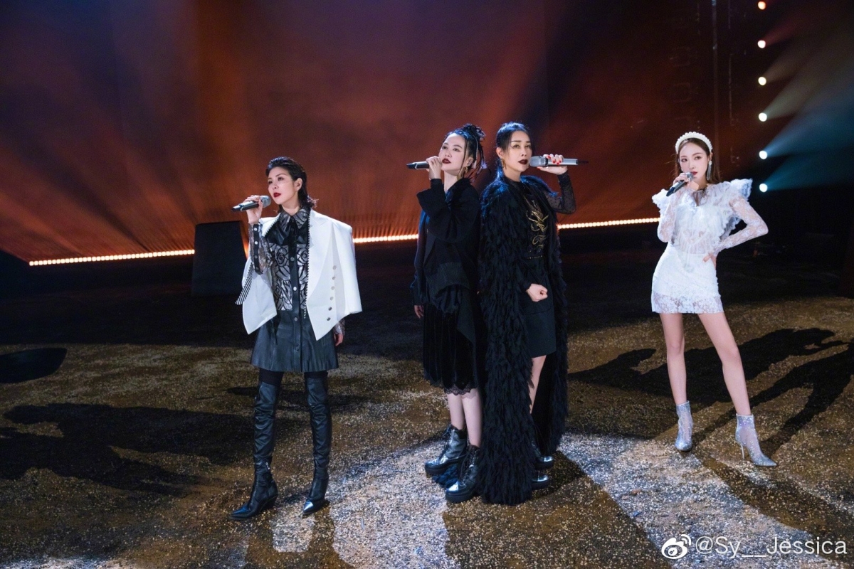 另外《披荆斩棘2》也是加紧录制中,很大可能这一季姐姐们依然还没有团综。