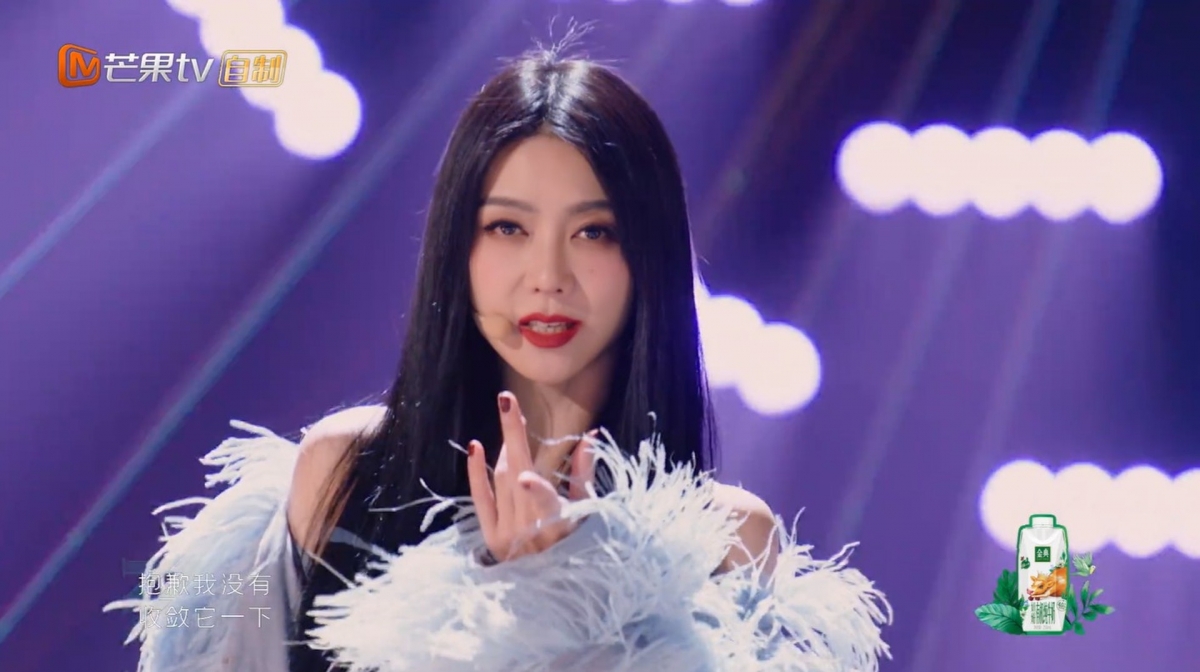 其实薛凯琪也因膝盖问题“差点上不了舞台”。