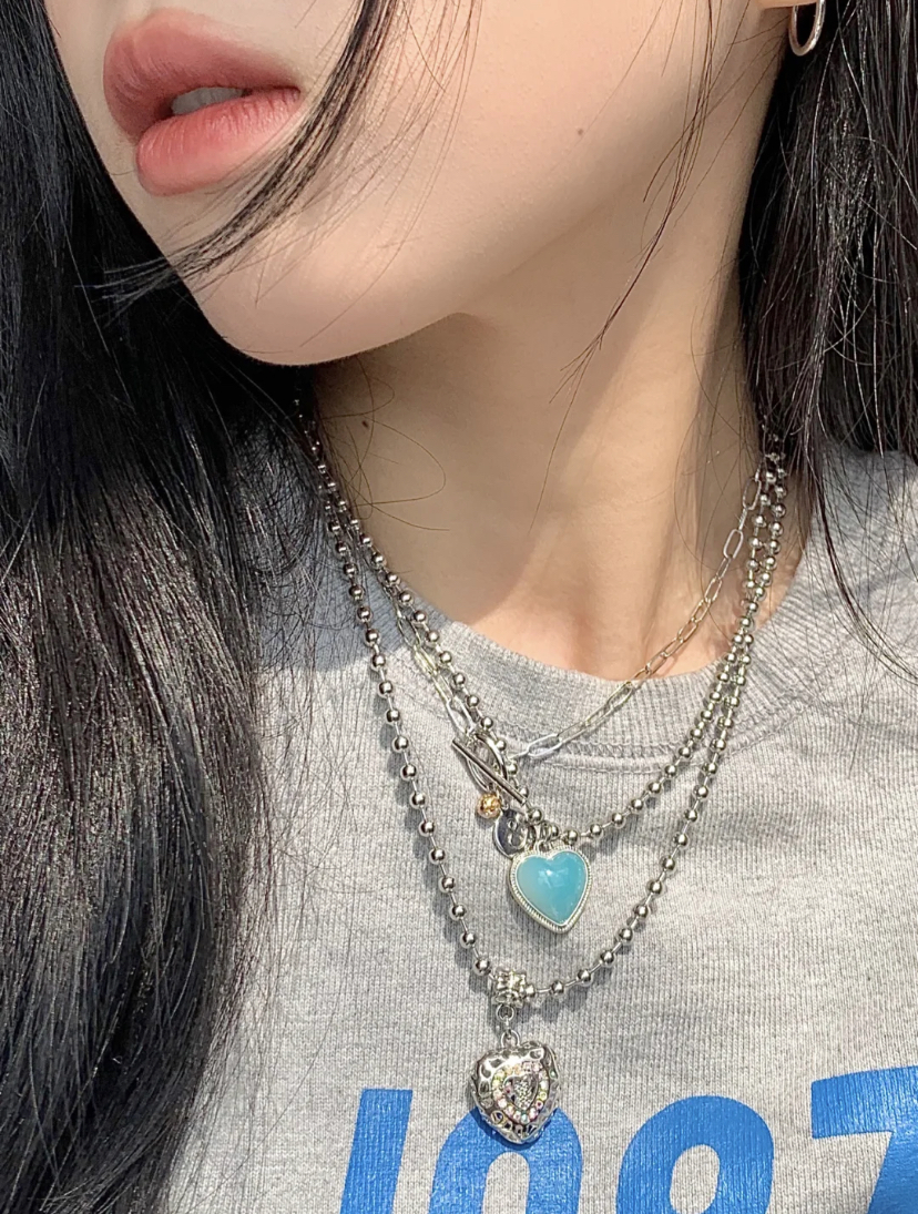 尤其是他们的做工很精细,很多款式都有华丽的雕刻,多款项链一起叠戴效果特别好看哦!