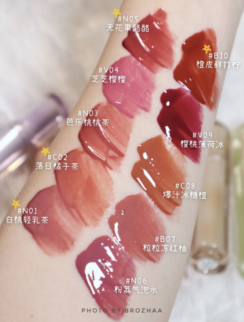拥有10款清透好看的口红色号,成膜后妆感水嫩嫩的可隐形唇纹~