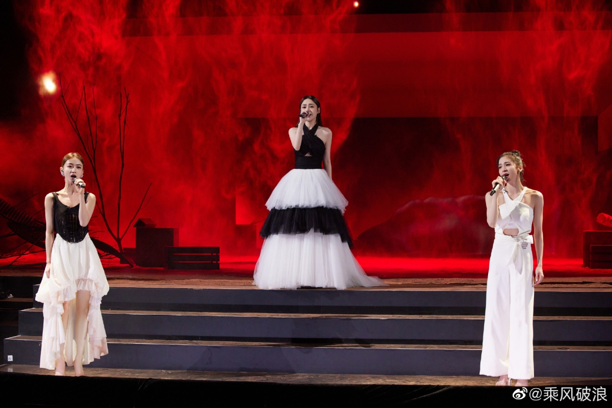 五公,第一次在乘风破浪的节目上拥有了两个舞台,还是两个风格迥异的舞台。