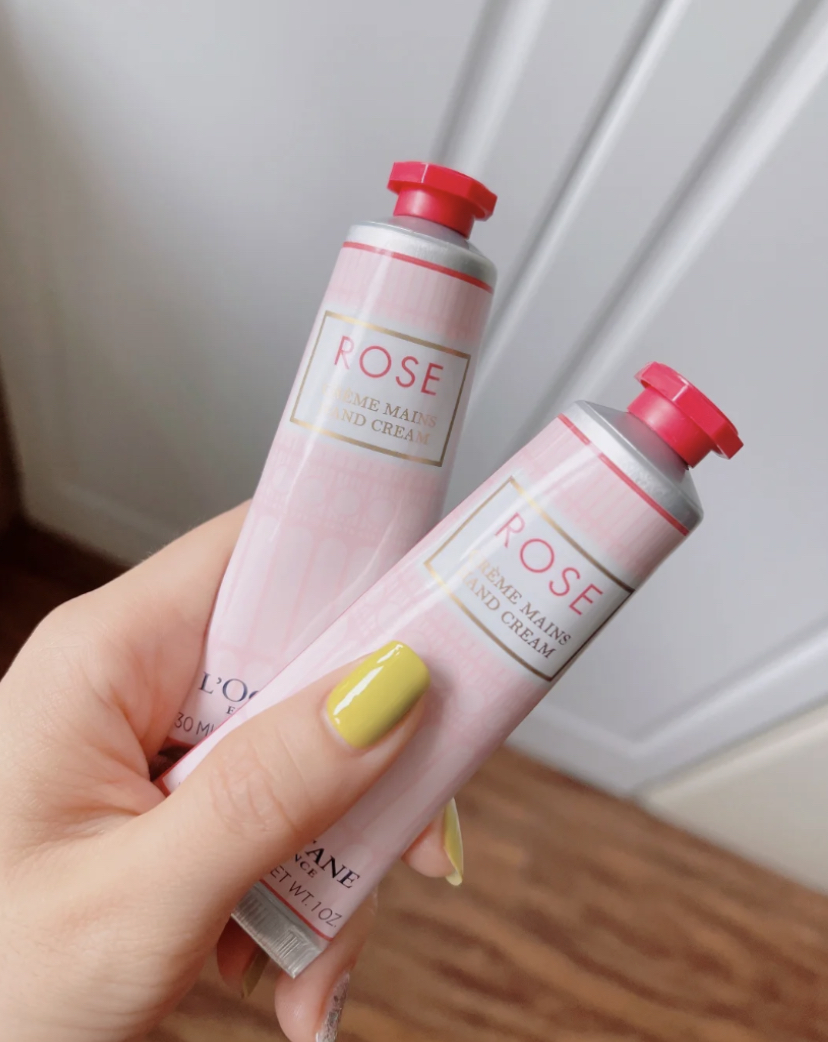 樱花和玫瑰香的护手霜甜甜的,非常有少女心的包装就已经圈粉无数啦~