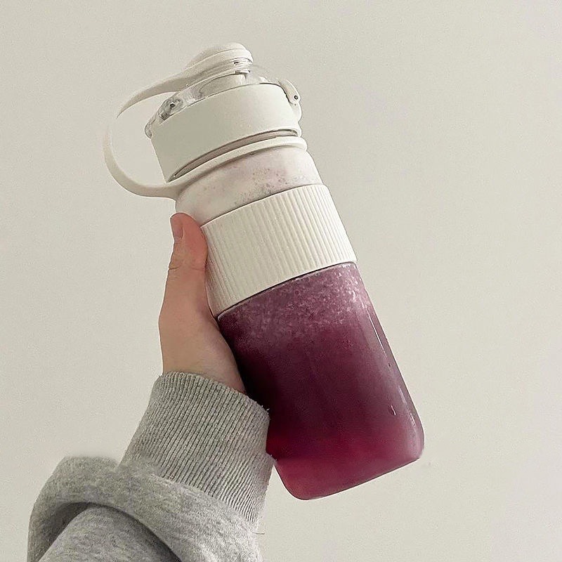 这款保温杯的外表比较像小水壶,杯身属于玻璃质感还带有硅胶杯套