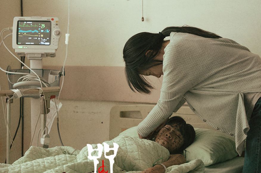 6年后,女主和女儿朵朵似乎遭到诅咒反噬,女主于是寻找佛教高僧解密求助。