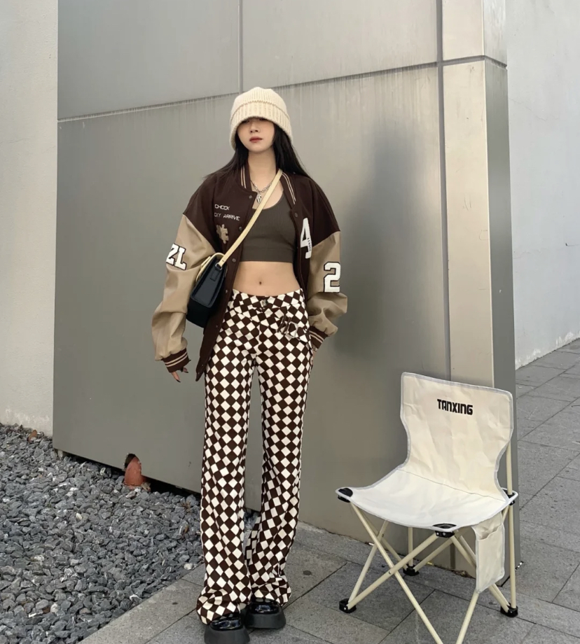 在美式复古穿搭中也很常见的低腰搭配不可缺少,短款上衣搭配低腰长裤就是休闲又时尚的最佳搭配~