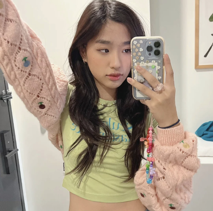 属于比较偏向辣妹风的衣服品牌,有多种色彩鲜艳的款式选择哦~