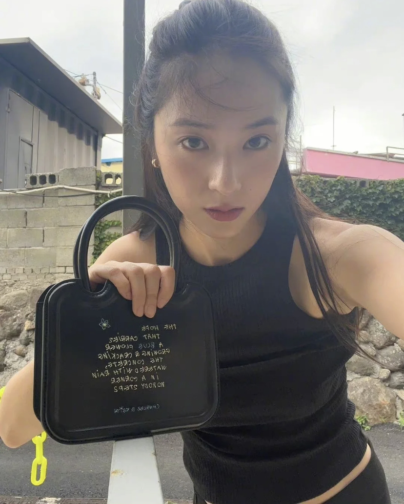 这款小花刺绣提方包刚推出就称为断货王，就连小CK代言人Krystal郑秀晶也爱不释手哦！