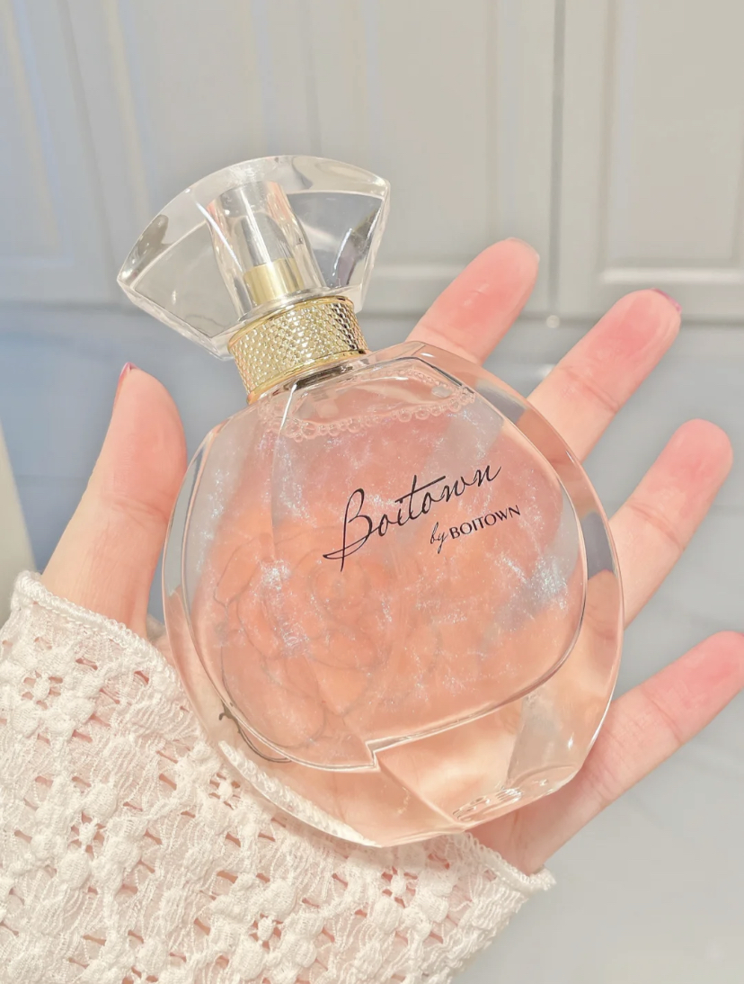 温柔甜美的花果香调很适合甜妹,粉色款还带有淡淡的檀木香,绝对是人手必入的热门款!