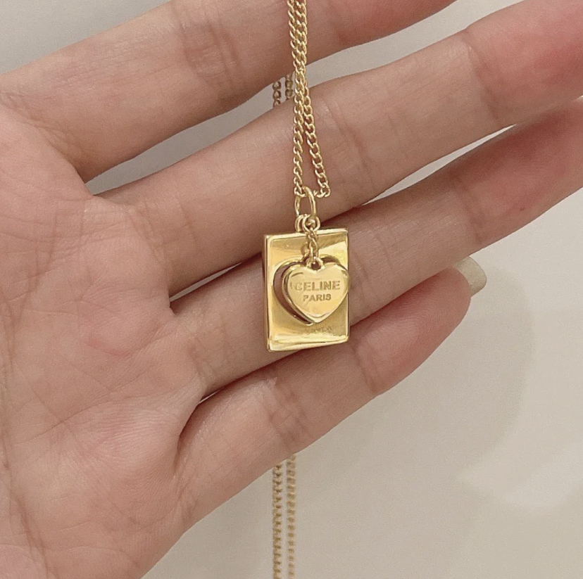 吊坠可搭配金色的项链会又bling bling的效果,特别是在阳光和灯光的照耀下就很显高级感!