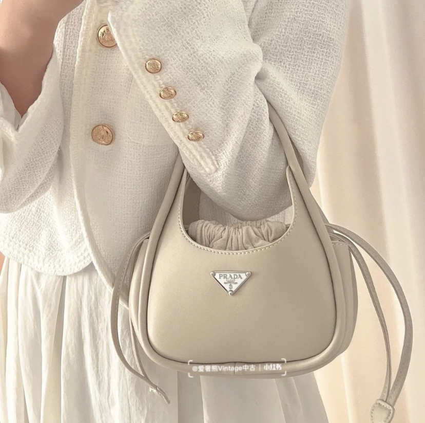 简约高级的设计搭配奶油白色系,圆圆的包身让这款束口包更精致可爱!