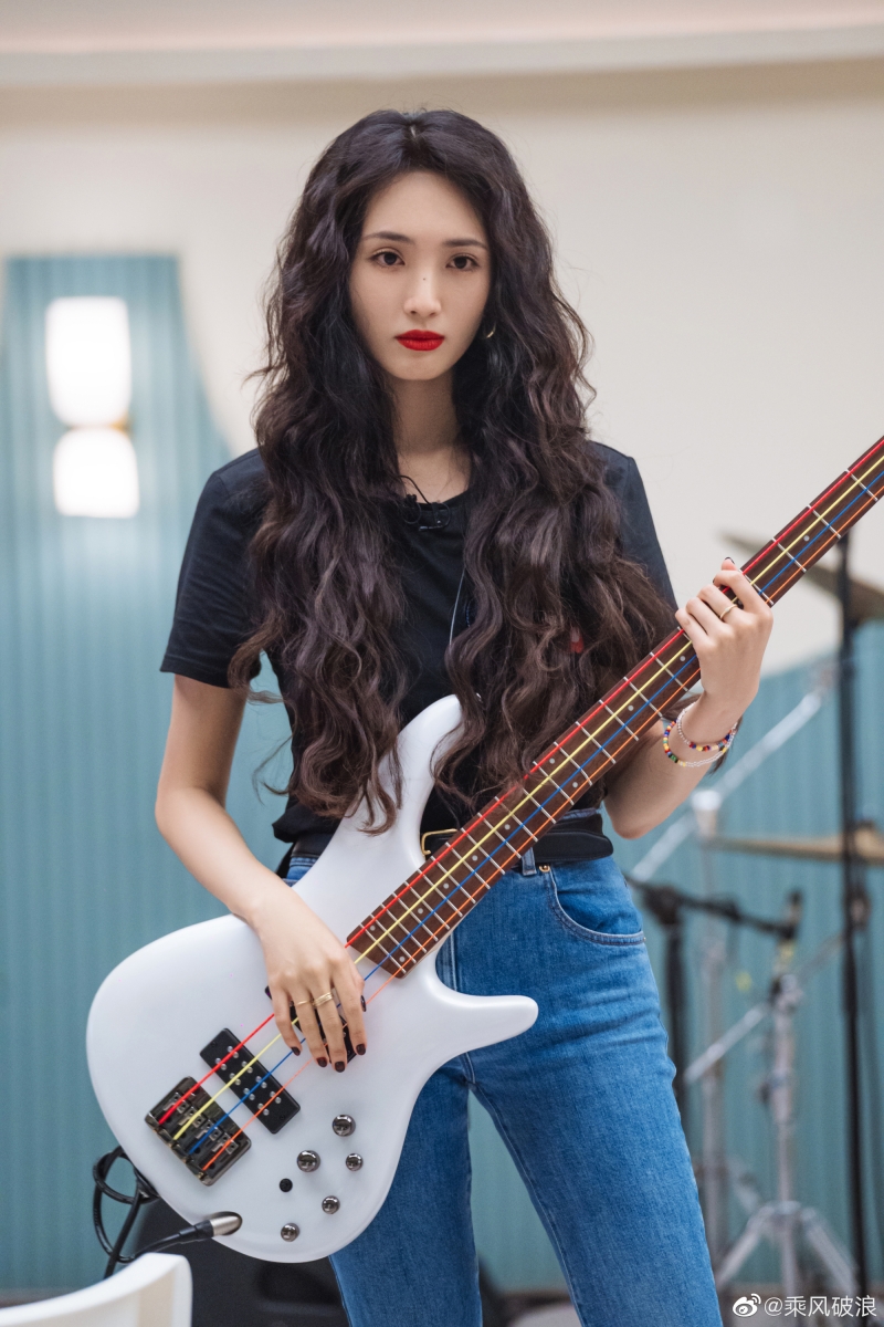 除了朱洁静之外,郑秀妍组里的王紫璇从三公开始,加入了郑秀妍的团队,发挥了“门面担当”的优势