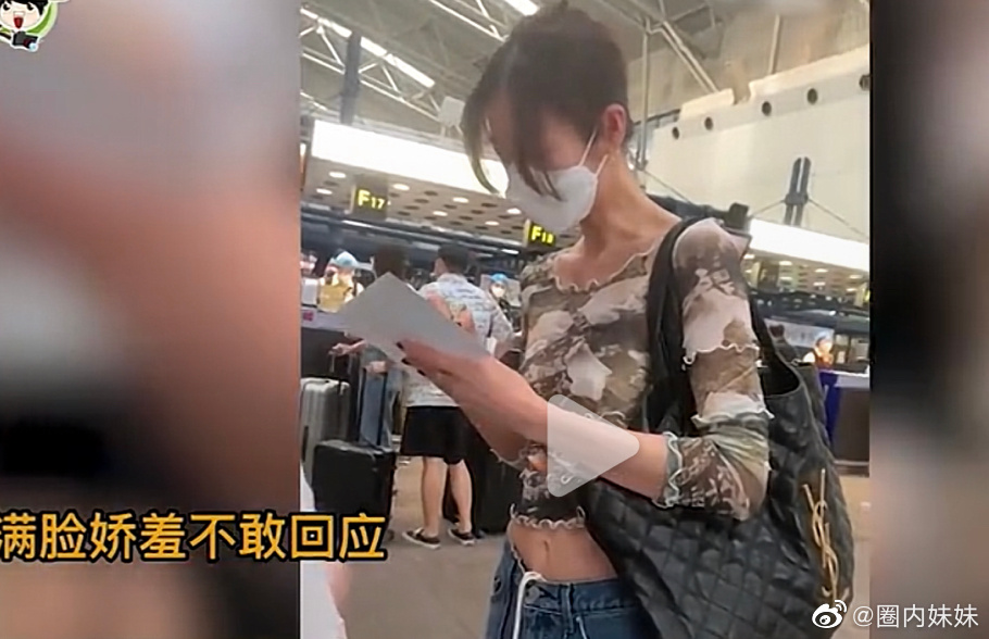 此时刘雯虽然戴着口罩，但在听到祝福后还是忍不住笑出了声，疑似间接承认恋情。