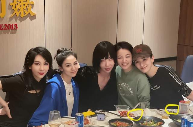 没过多久阿雅展示的合照中居然穿帮了