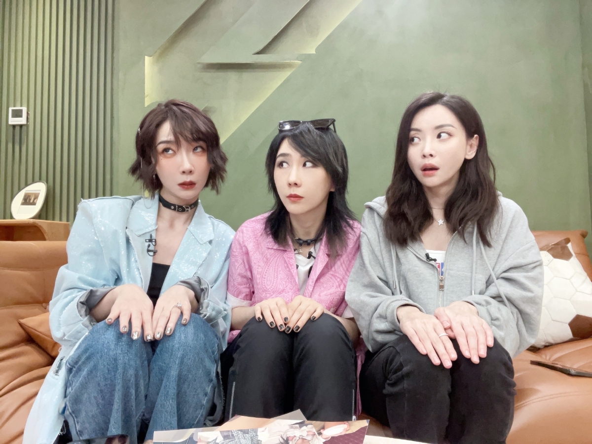 赵梦发布的聚餐照一共有 10 位姐姐一同出席