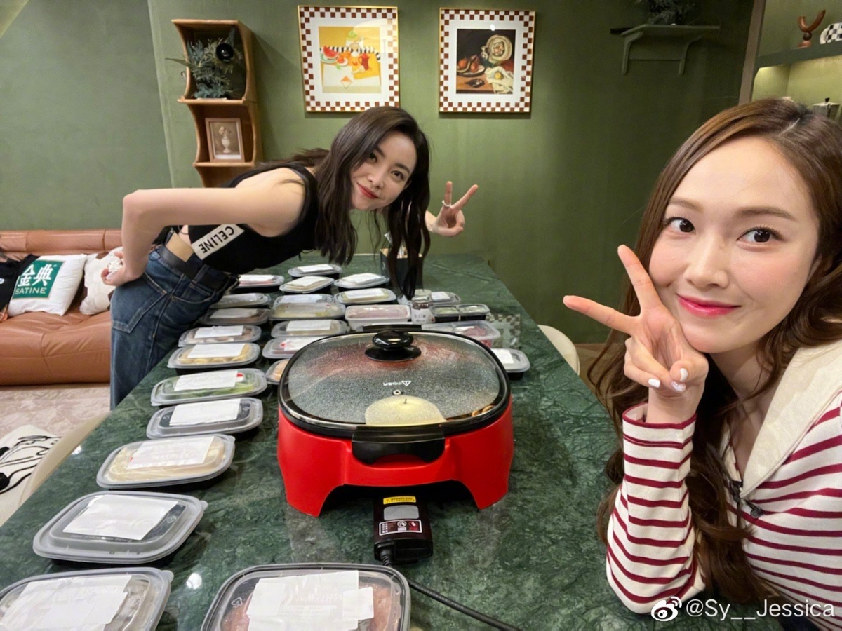 于文文也渐渐打开了自己,还表示和郑秀妍都很懂彼此。