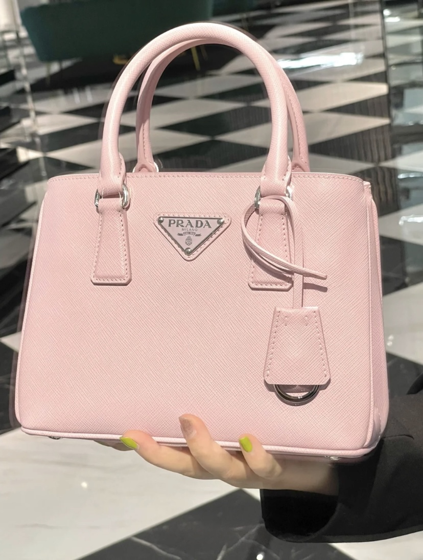 拥有梦幻高颜值的樱花粉Prada Galleria包包,凭外表就拿下无数颗少女心~