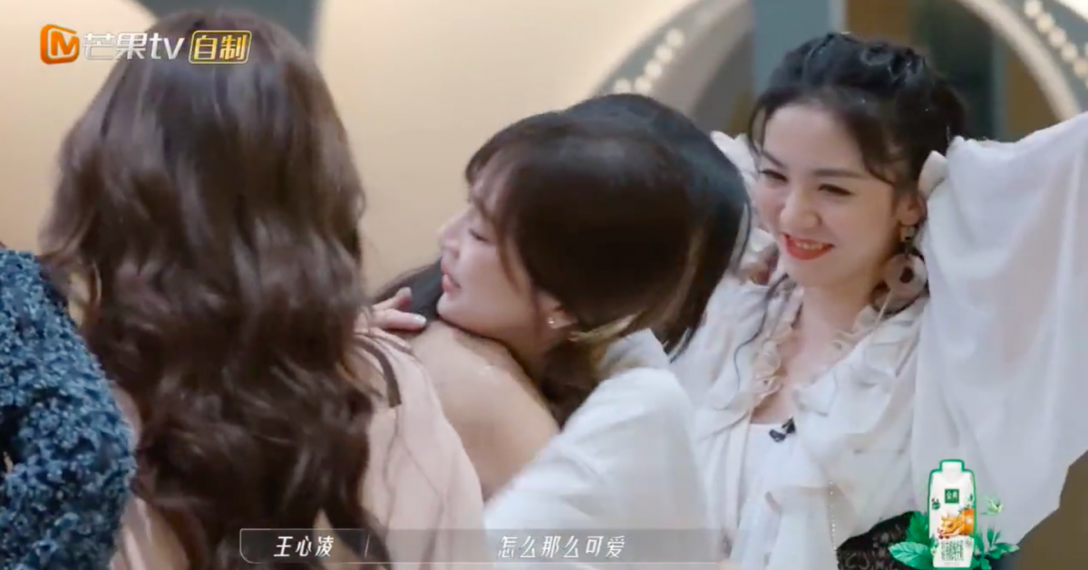 最后说着「怎么那么可爱」把薛凯琪抱进怀里。