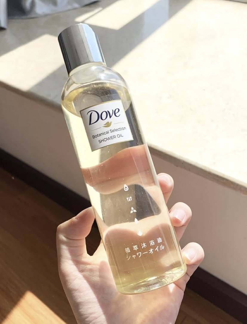 属于流动性强的金色油质感,里面有多达5种植物油成分