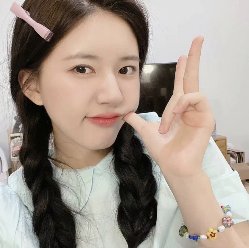 赵露思特别爱她们家的手链,在多个自拍中都看到Usite手链的出现哦~