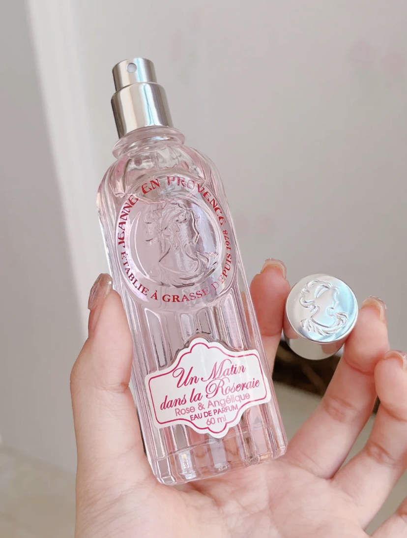 喜欢淡香型香水一定要入手晨露玫瑰,有玫瑰和茉莉花香还有绿叶、琥珀和麝香。