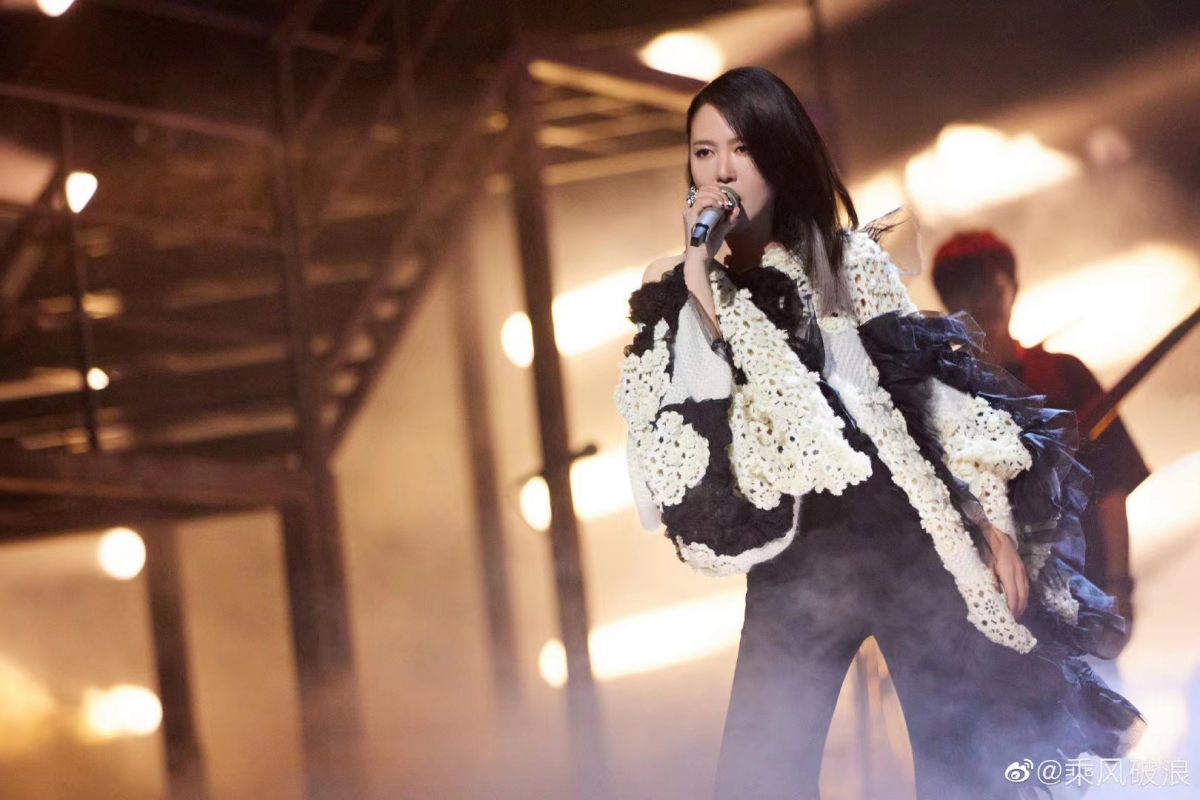 导致姐姐们的人气排行再度洗牌,在三公获得第一的谭维维,在四公结束后掉到第6名。