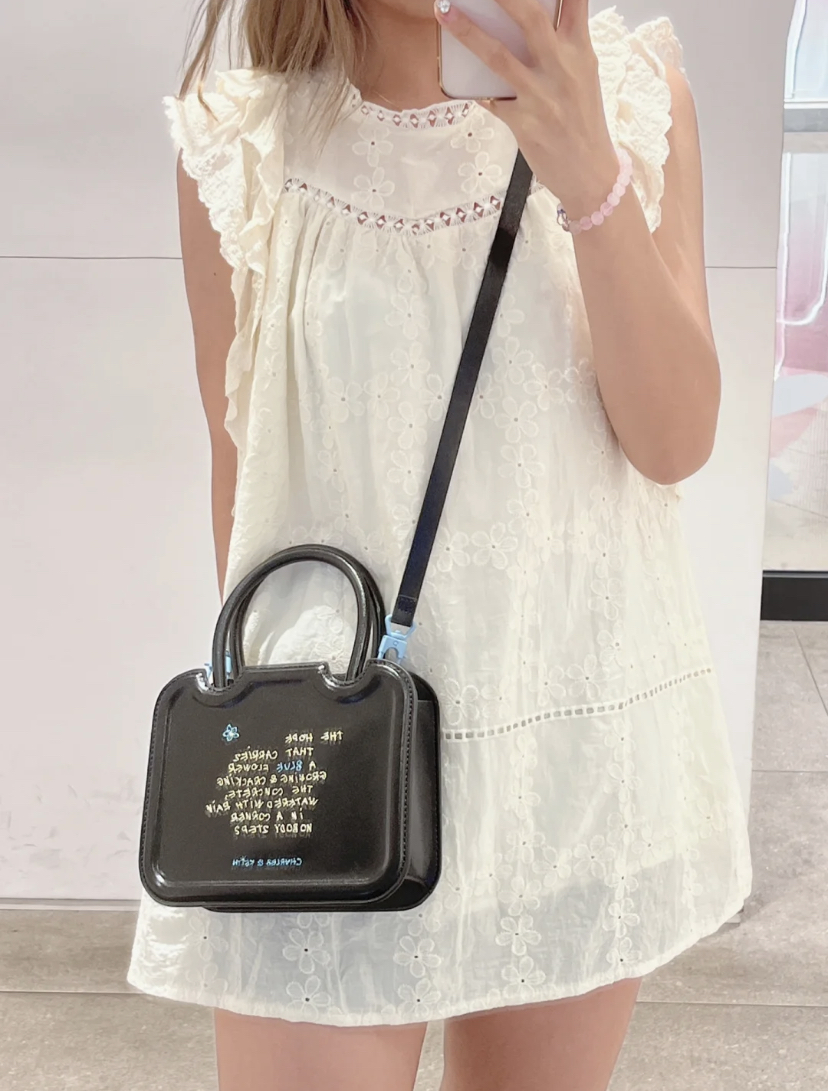 包身虽然比较小巧但是容量可观，还有长肩带可以更换多种背法。