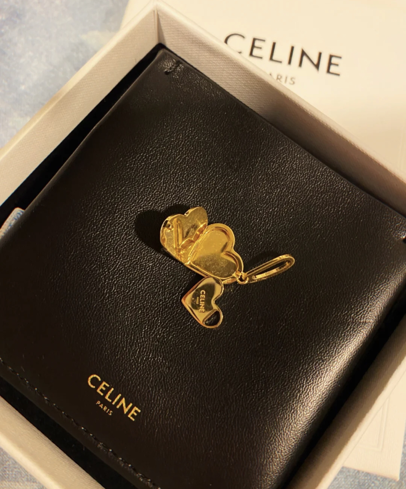 吊坠上还有着CELINE的经典雕刻,可以选择搭配锁骨项链,佩戴长及锁骨的项链能让气质大大提升!