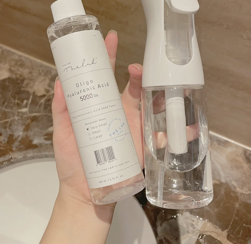 韩国女生人手一支的玻尿酸爽肤水,使用的是低分子玻尿酸可调节水油平衡