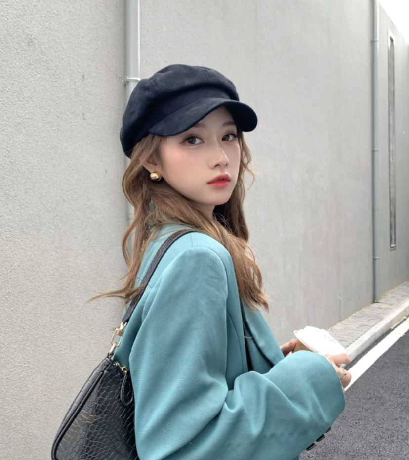 带有文艺感的报童帽其实不难搭配，选择最简约干净的纯色穿搭，配上帽子就非常好看了～