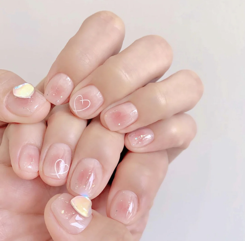小红书上人气超高的美甲款式,淡淡的粉色腮红设计真的太显少女感啦~
