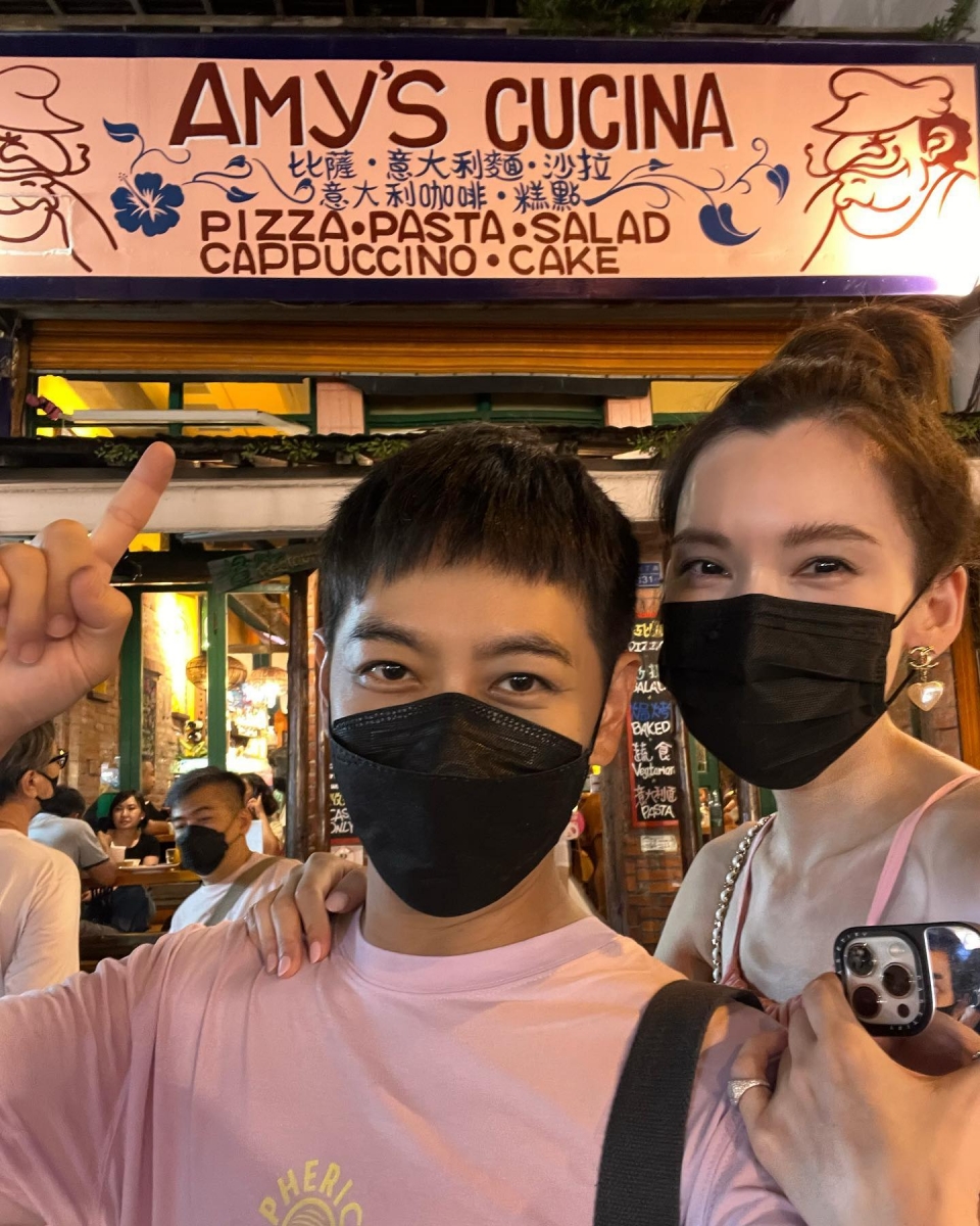 她从自卑到自信,遇到了比自己更优秀的另一半,也努力增值自己,让自己变得更好!