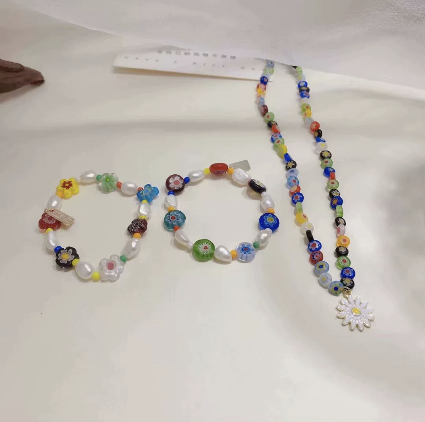 这个品牌有着平价小众的可爱饰品,像是人气很高的彩色串珠设计,是他们家的明星同款哦