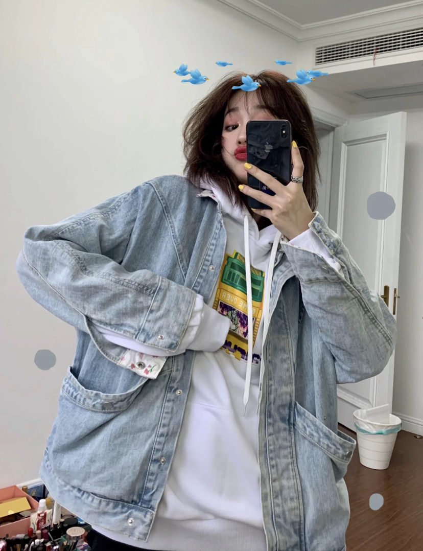 韩国女生的穿搭中很爱用叠穿方式,牛仔外套里面再搭配一个卫衣就超级时尚!