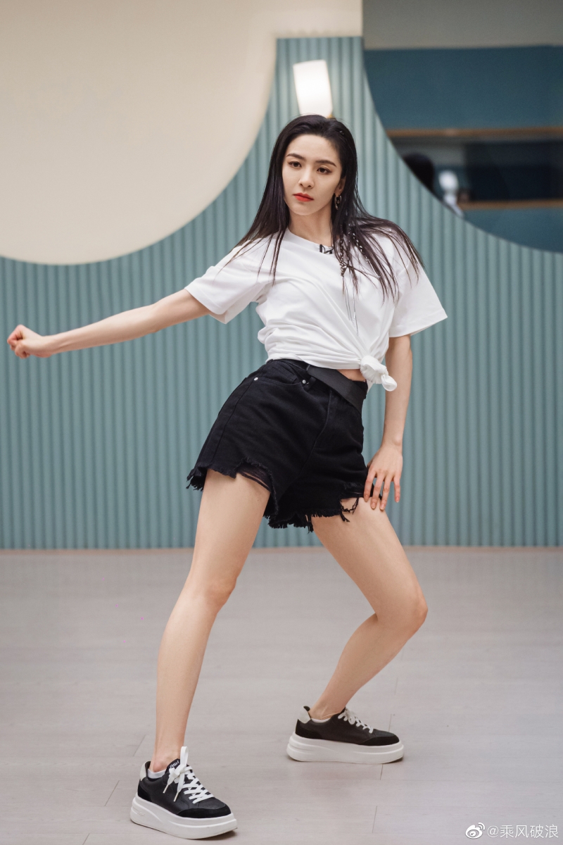 唐诗逸刚开始是舞担,给人的印象只会跳舞