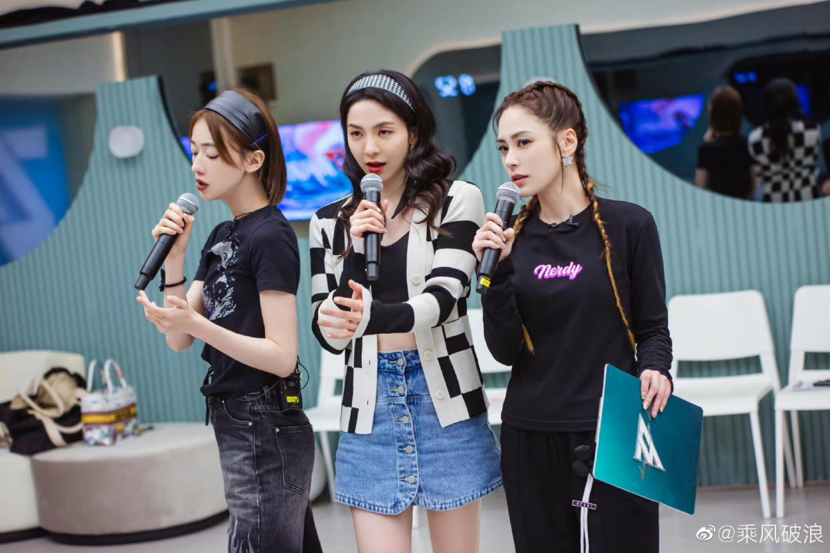 如果想要打赢这场战，王心凌不应该让唐诗逸、吴谨言等人独自完成唱乐舞台