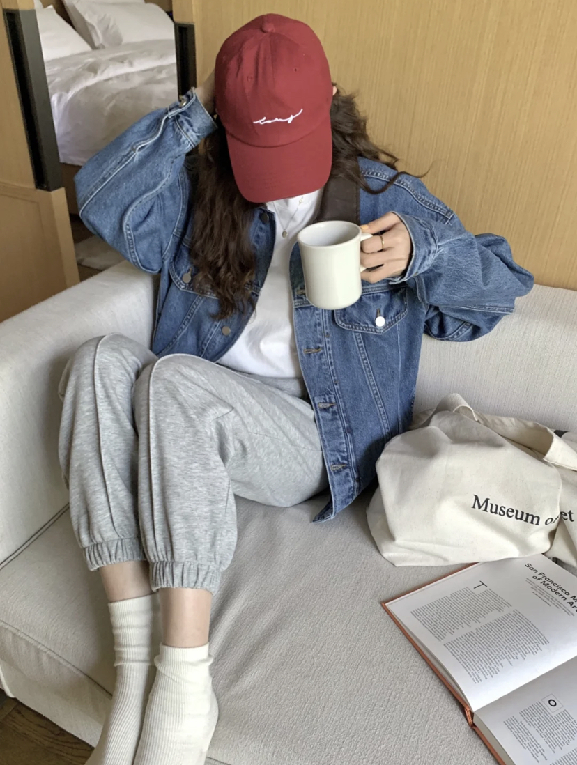 出门不想穿得太高调或正式的时候,最适合用牛仔外套搭配休闲风格的长裤啦!