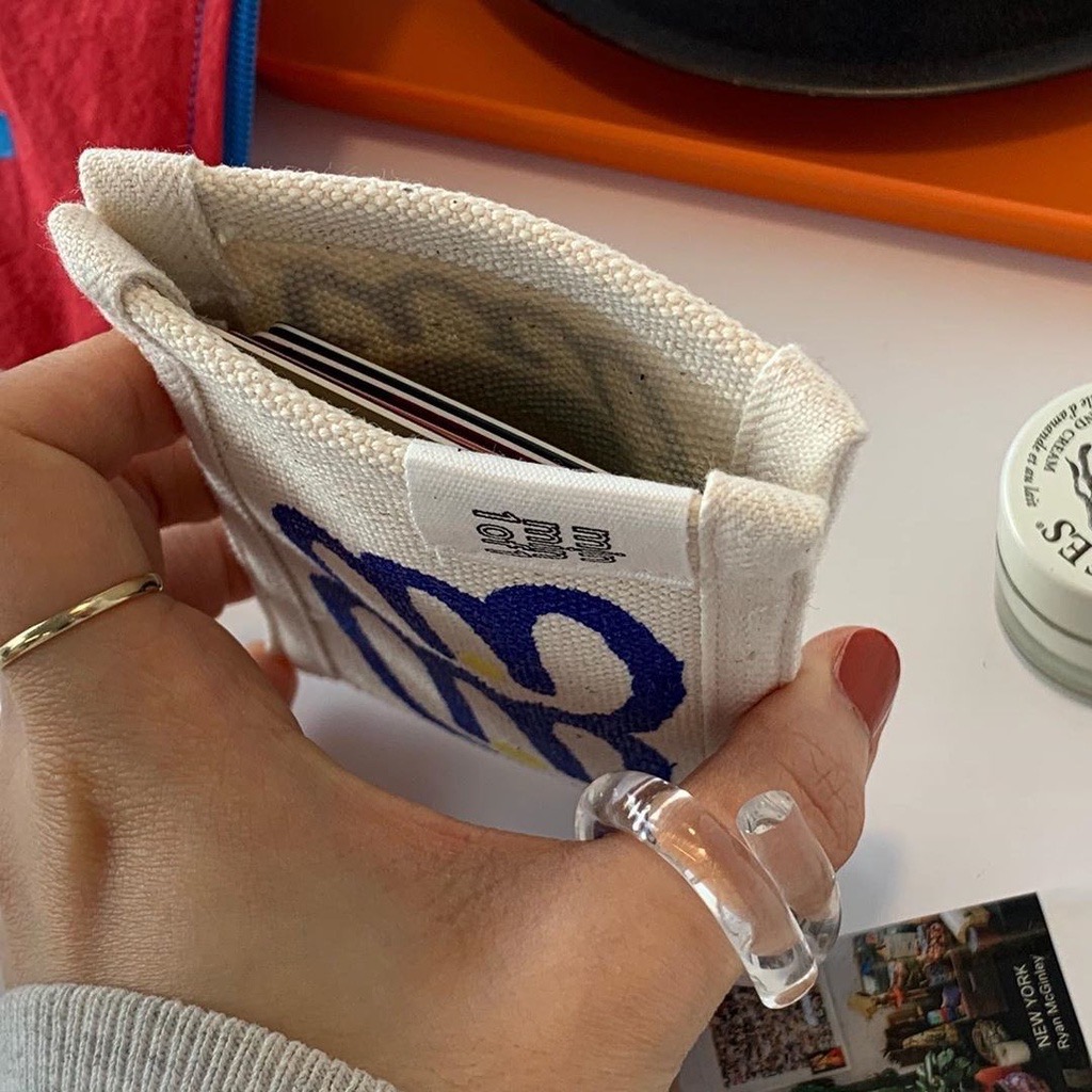 除了装卡以外就连现金和零钱都非常好收纳~