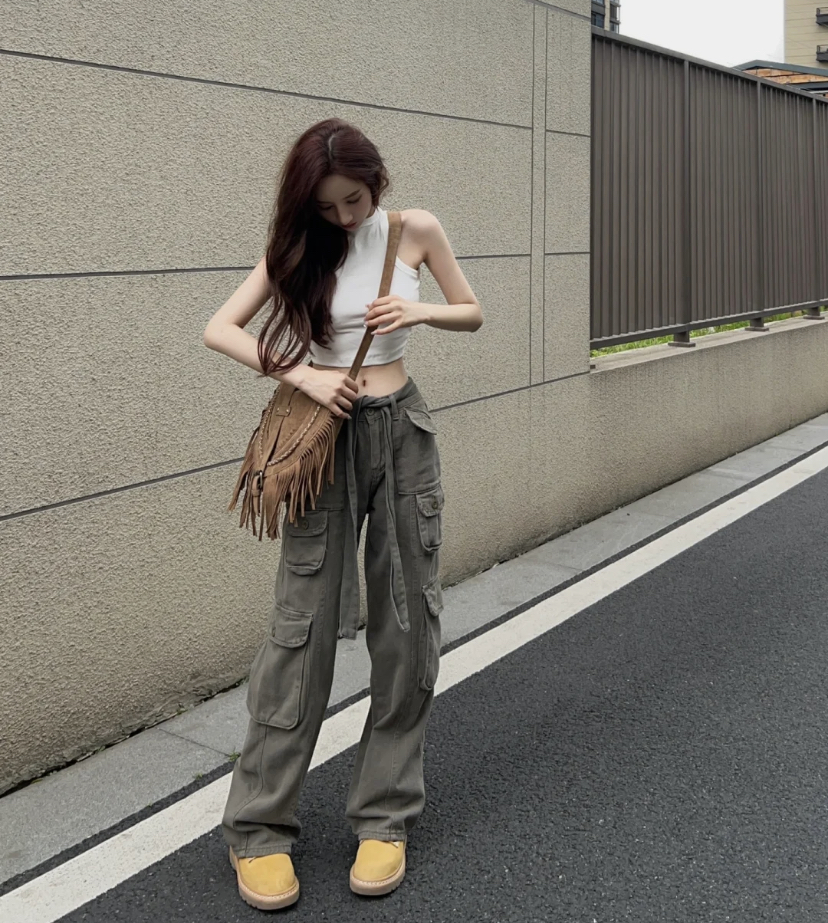 尤其是梨形身材的集美们穿上工装裤,可以完美修饰身材拉长腿型,瞬间成为超酷的时尚女孩哦~