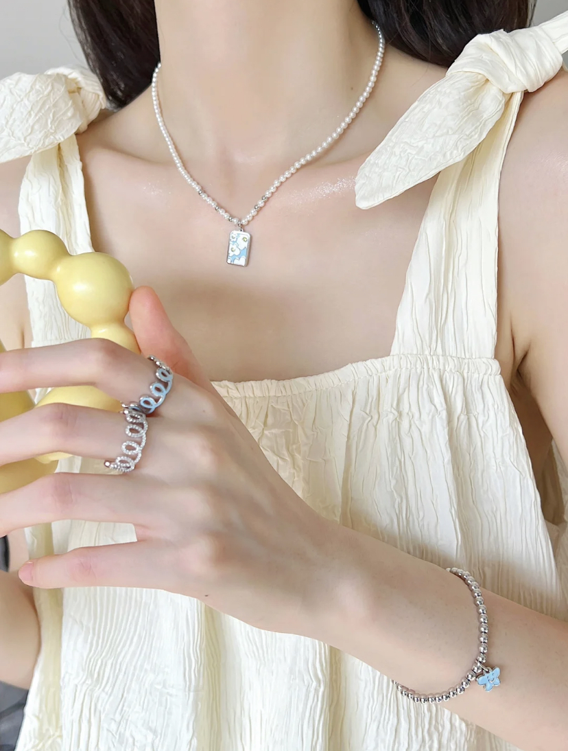 他们家的饰品片心清新又温柔的款式设计,珍珠项链花牌项链复古可爱,也是艺人们的同款哦!
