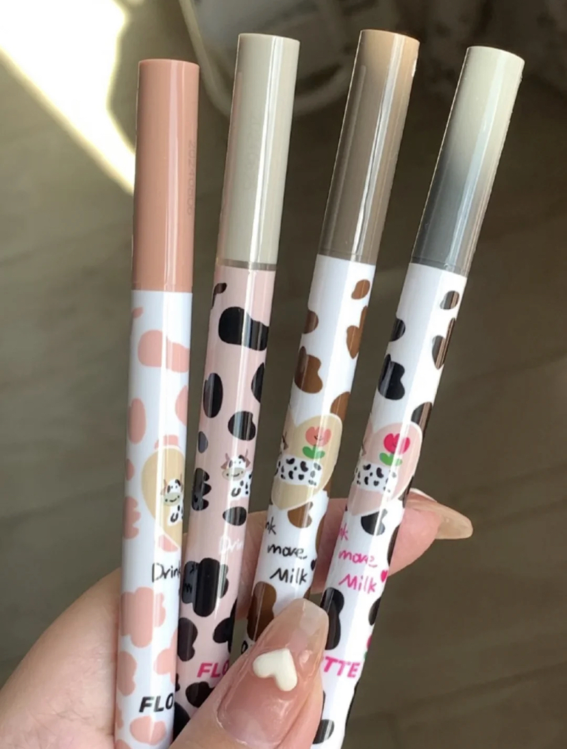 选择颜色淡淡的褐色卧蚕笔,画出的卧蚕和眼睑下至效果就像妈生的一样自然哦!