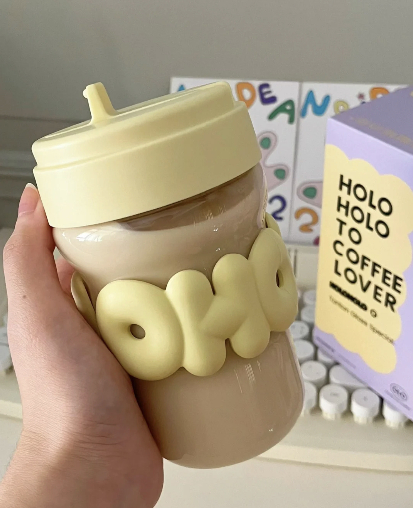 属于可以直接饮用的吸管口,杯也身是玻璃质感的非常耐热,在杯握处有硅胶字母防烫圈设计。