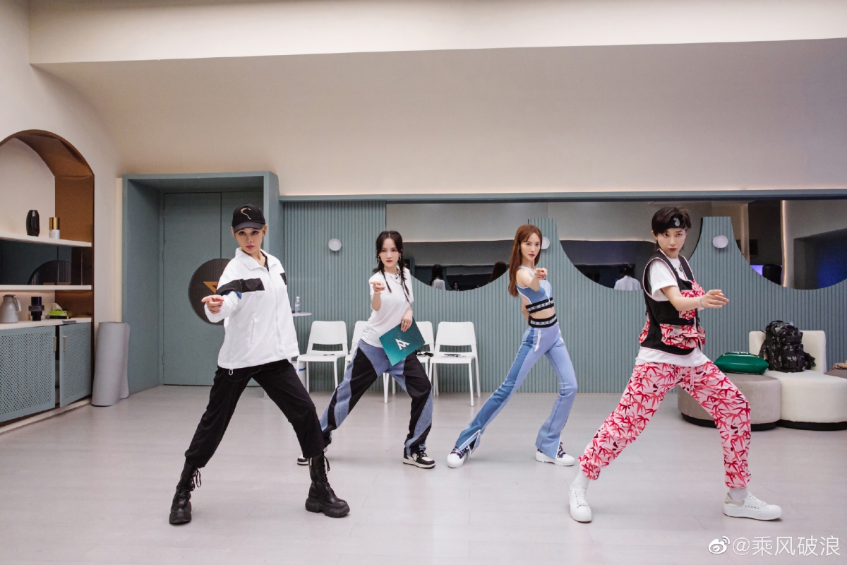 可想而知,这一次《浪姐1》姐姐们回归,也让宁静深刻的感受到了第一季姐姐们之间深厚的感情,这和第三季是非常不一样的。