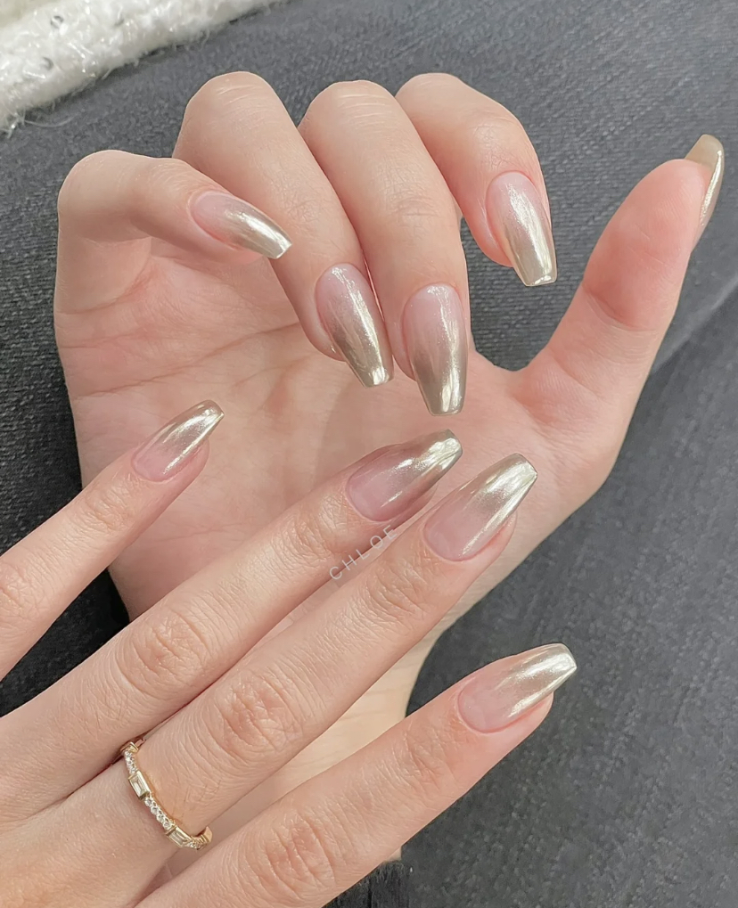 选择粉嫩嫩的颜色会更有少女感,搭配白色也是不会出错的组合!