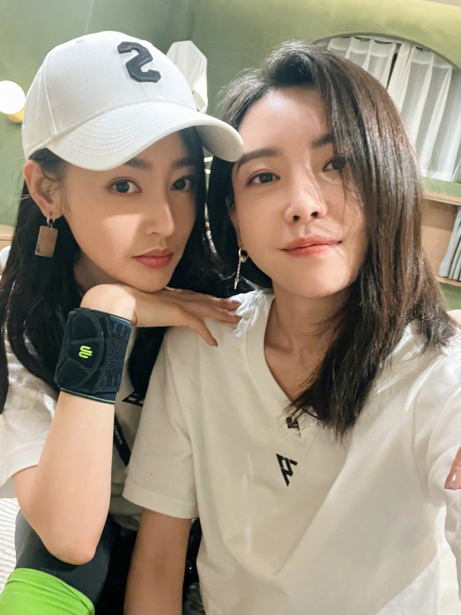 于文文几乎跟每一位合作的姐姐感情都甚好