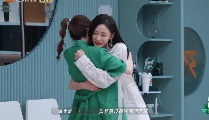 另一半原因这个动作只有身材高挑又纤细的女生做才能呈现钢管舞的美感