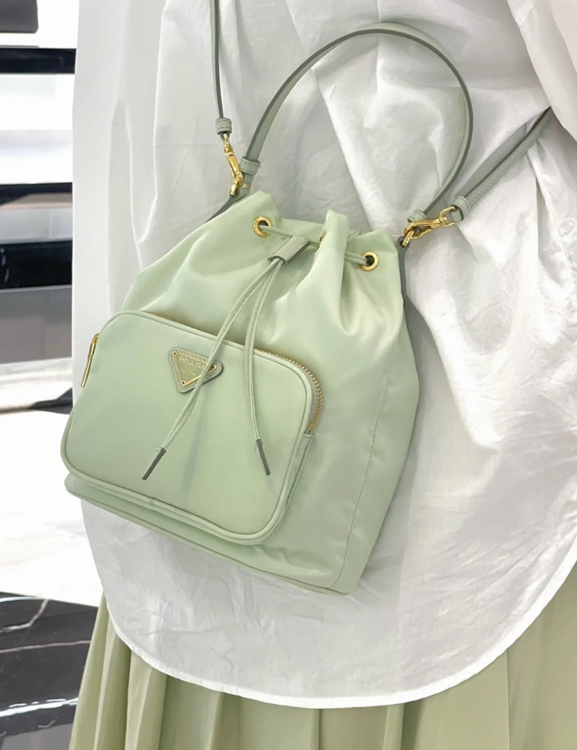 圆滚滚的水桶包还有抽绳设计,容量很大非常能装还轻巧!