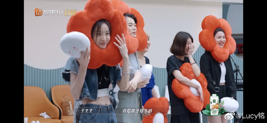 于文文便特意准备小红花抱枕,来为大家打气。