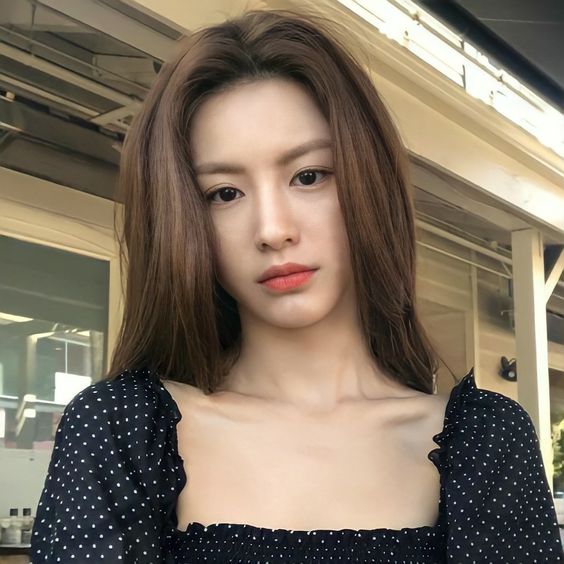 虽然五官长相都比较偏向浓颜,但钓系美人的骨架都比较小