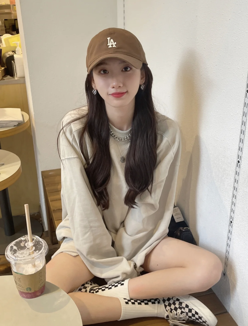 平时都可以随意搭配各种不同风格的衣服，脸大的集美们一定要选帽檐弯一些的款式哦！