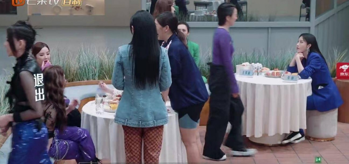 有一个镜头,在王心凌,于文文,徐梦桃三位队长,想要抢阿sa的时候,后面的阿雅略显失落和尴尬地走开了。